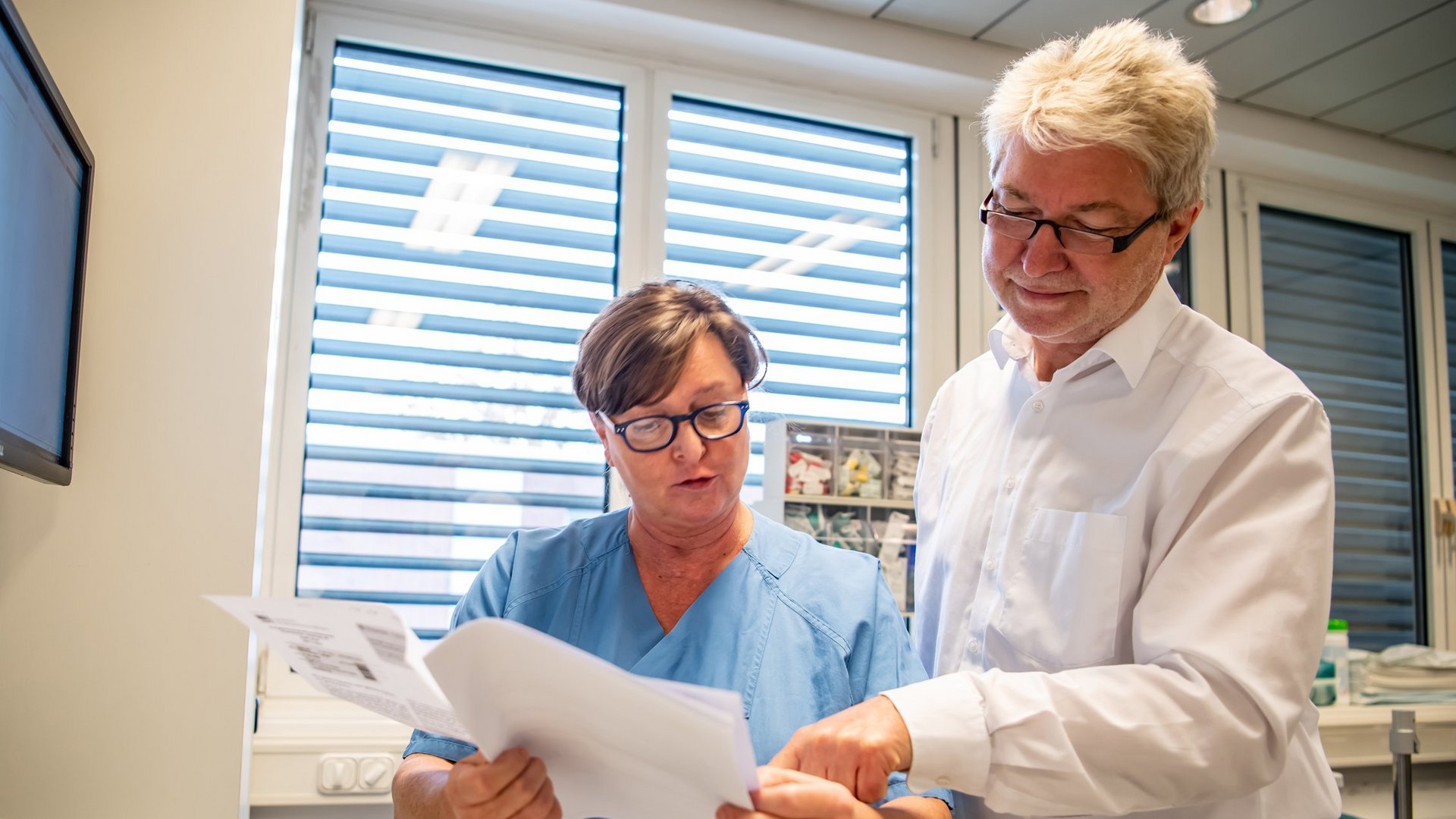 Zwei Ärzte bei der Bewertung von Untersuchungsergebnissen